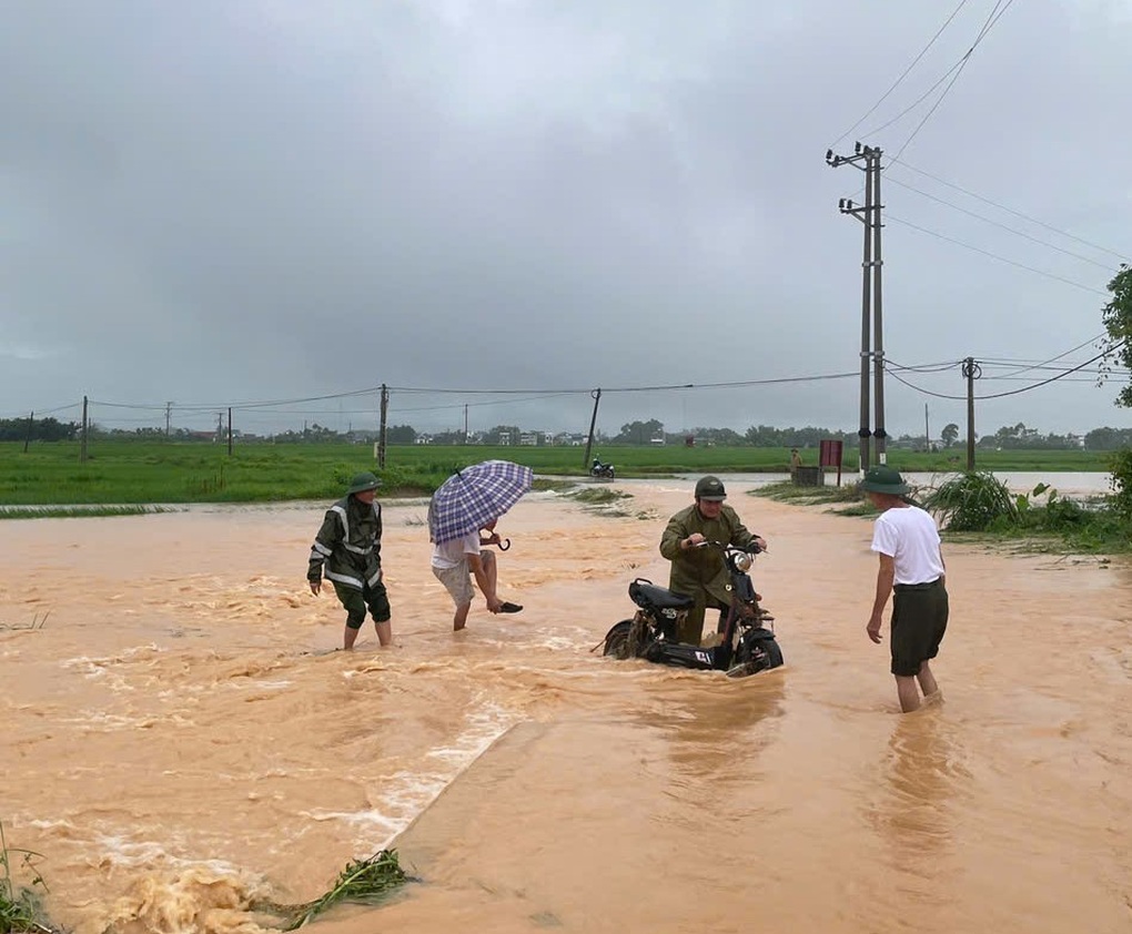 Mưa lớn gây ngập lụt, sạt lở đất nhiều nơi ở Bắc Ninh, Thái Nguyên - 1 Mưa lớn gây ngập lụt, sạt lở đất nhiều nơi ở Bắc Ninh, Thái Nguyên - 1