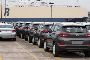 Xe Hyundai bị dồn ứ tại cảng do thị trường Mỹ đóng băng