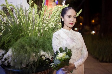 "Bà mẹ một con" Thanh Thúy thướt tha với áo dài trắng