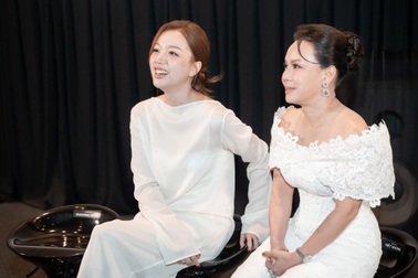 Băng Di xuất hiện sau màn cầu hôn, được Việt Hương hứa tặng nhẫn cưới