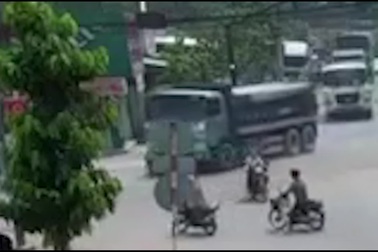 Xe ben vào cua cán một gia đình, bé trai 4 tuổi tử vong thương tâm