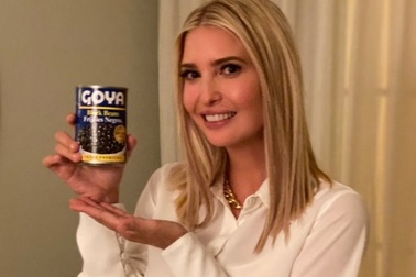 Ái nữ nhà Trump gây tranh cãi vì đăng ảnh chụp với đồ ăn