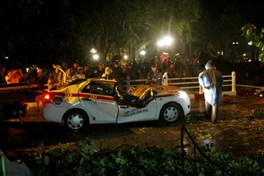 Hà Nội: Cây xà cừ cổ thụ đè nát taxi, 1 người chết