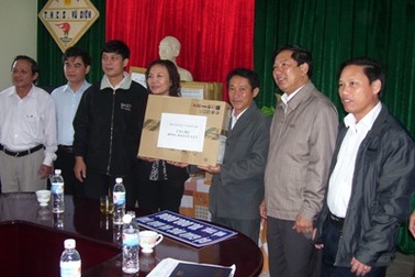 Quà nhân ái tiếp tục đến với dân vùng lũ Hà Tĩnh