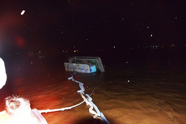 Cận cảnh vụ tàu đâm chìm xà lan ở ngã ba sông