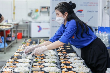 Nấu hàng trăm suất cơm miễn phí gửi tới tuyến đầu chống dịch