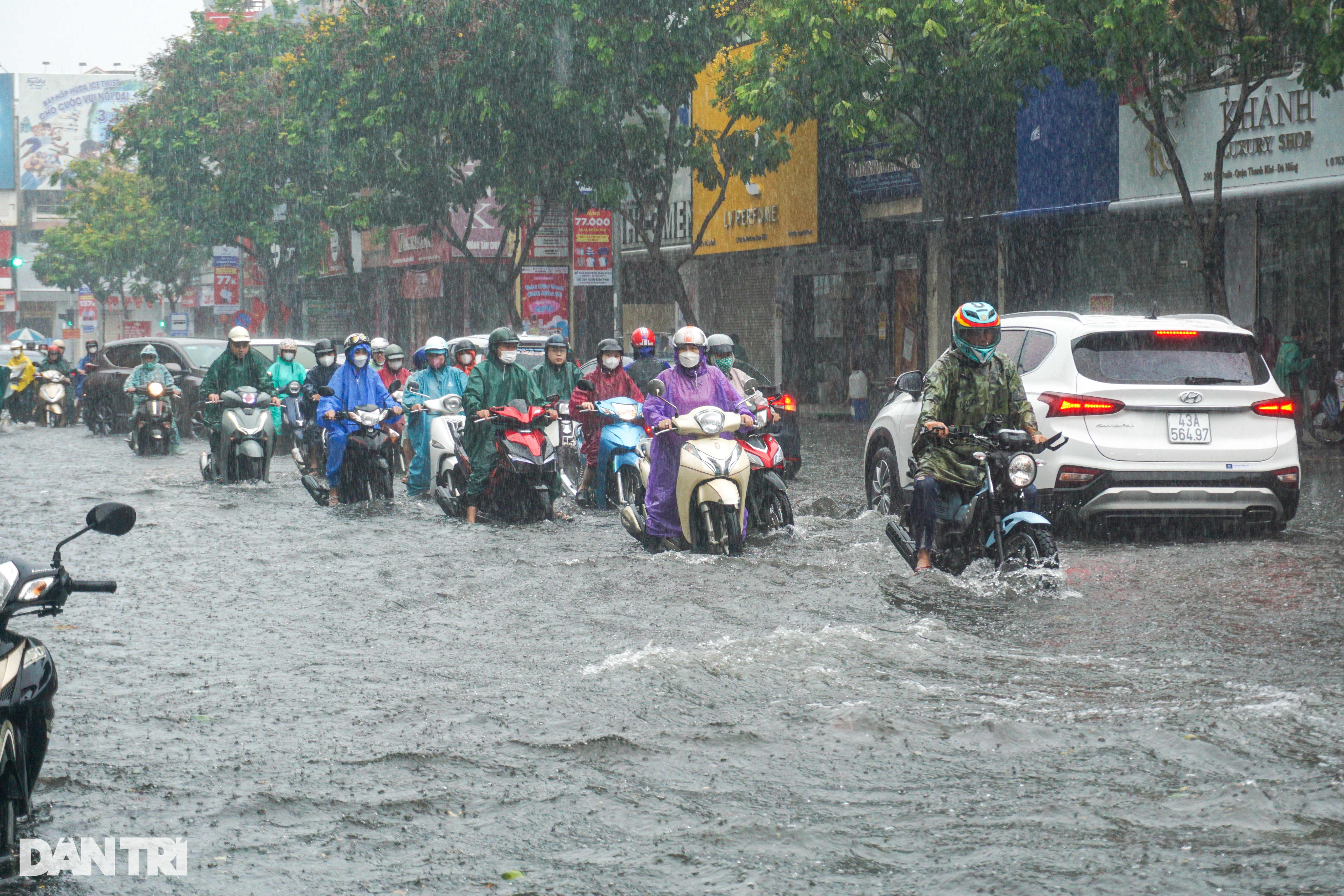 Đà Nẵng mưa xối xả, đường phố lênh láng nước, xe chết máy hàng loạt - 4