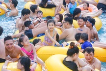 Chen chân chật kín trong công viên nước ở Hà Nội ngày nghỉ lễ
