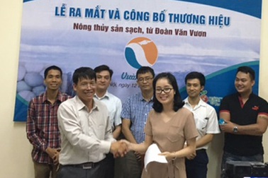 Người nông dân Đoàn Văn Vươn hướng dẫn phân biệt thực phẩm sạch