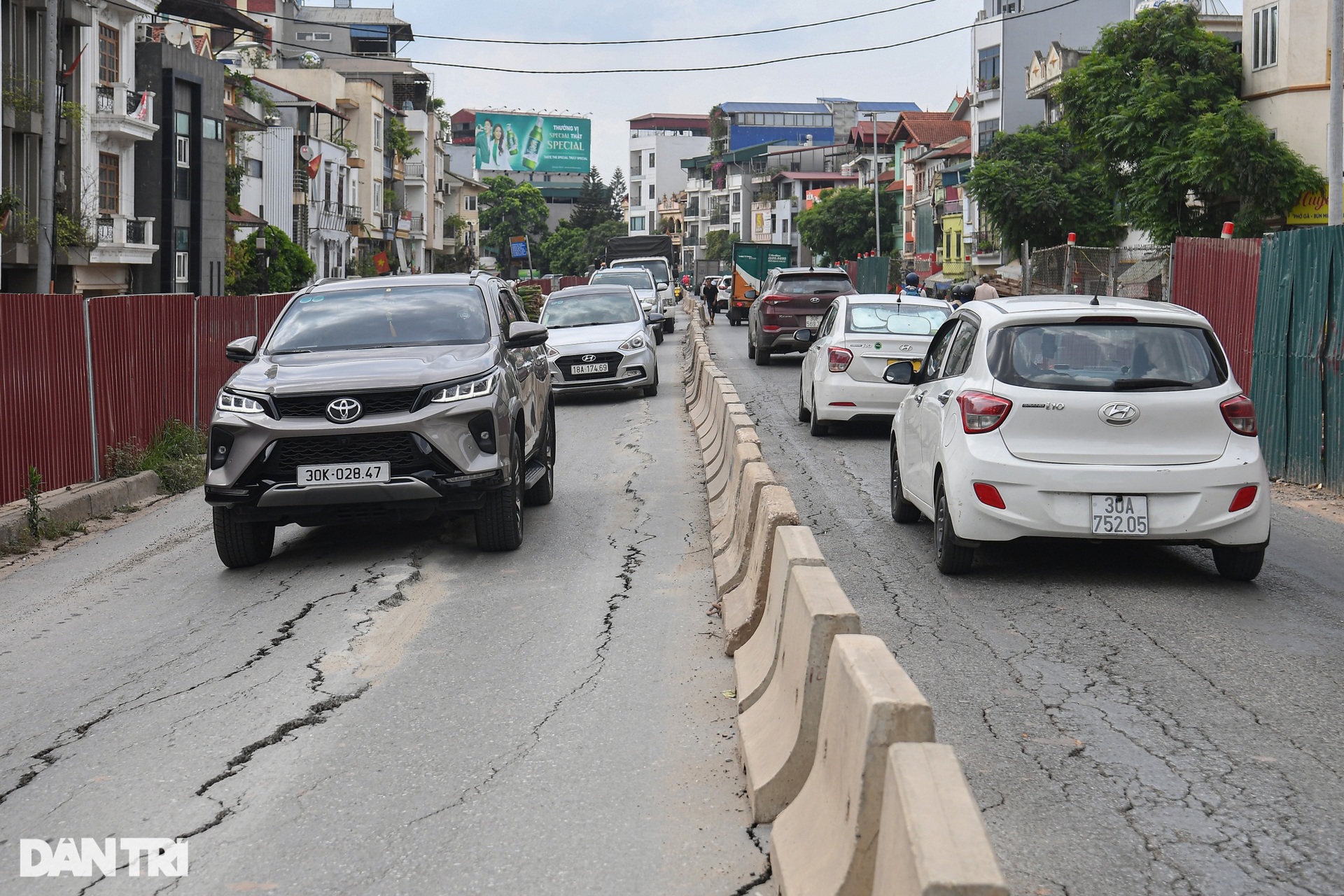 Dày đặc vết nứt mặt đường dự án thi công mở rộng đê Âu Cơ - 6 Dày đặc vết nứt mặt đường dự án thi công mở rộng đê Âu Cơ - 6