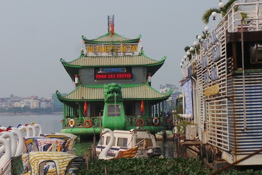 Nguy cơ phá sản, các chủ nhà nổi, du thuyền Hồ Tây xin hỗ trợ di dời
