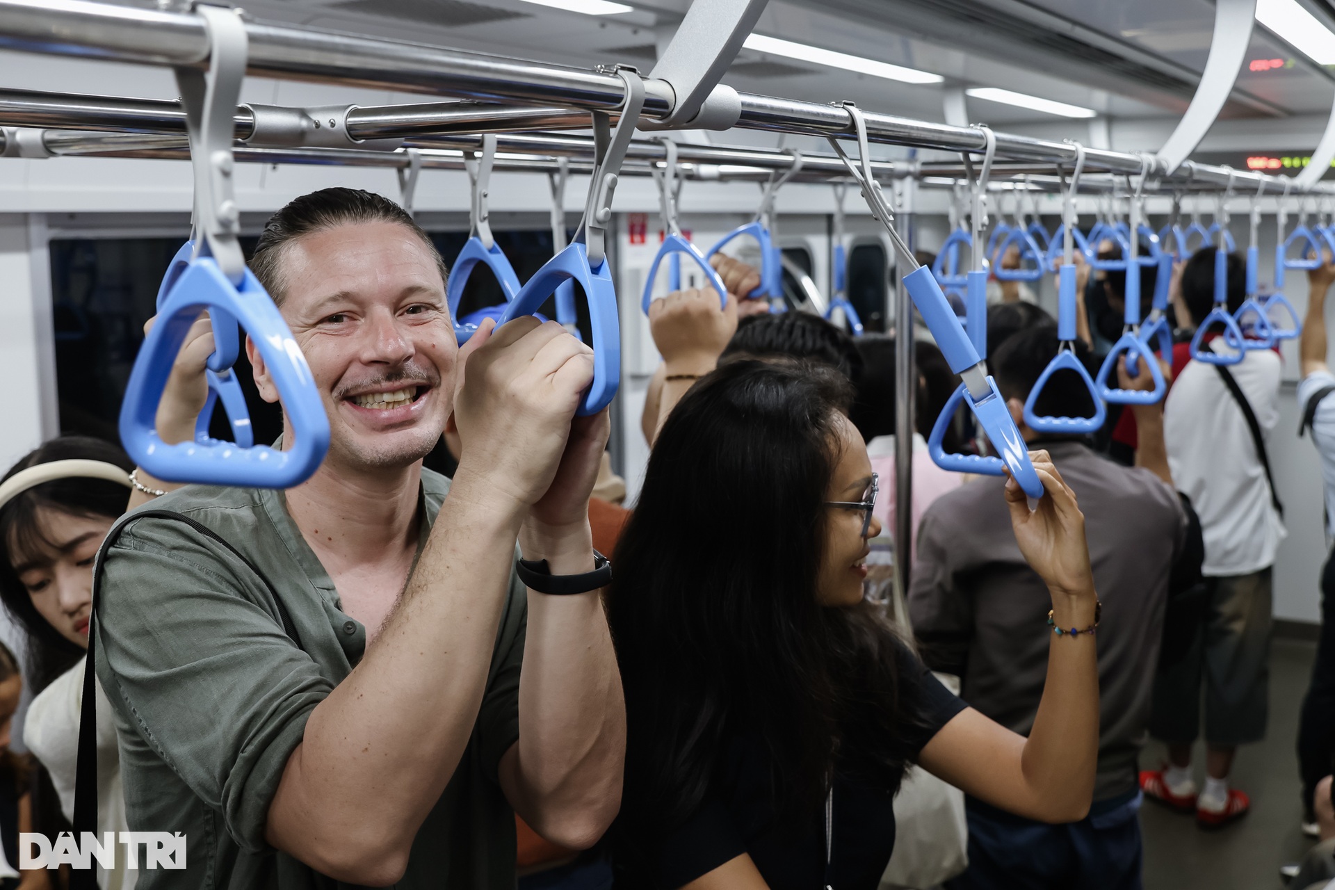 Giới trẻ diện áo dài đi Metro số 1 trong ngày miễn phí vé cuối cùng - 7 Giới trẻ diện áo dài đi Metro số 1 trong ngày miễn phí vé cuối cùng - 7
