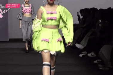 Bảo Hà khoe chân dài, Kelly Ngọc Anh catwalk trên giày cao 15cm tại Seoul