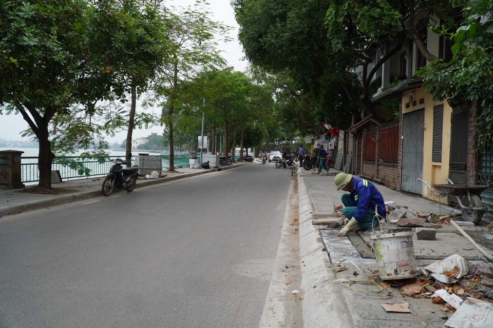 Vỉa hè hồ Tây “thay áo mới” - 1 Vỉa hè hồ Tây “thay áo mới” - 1