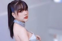 Nữ ca sĩ Thái Lan nhận gạch đá vì diễn gợi cảm bên trẻ nhỏ