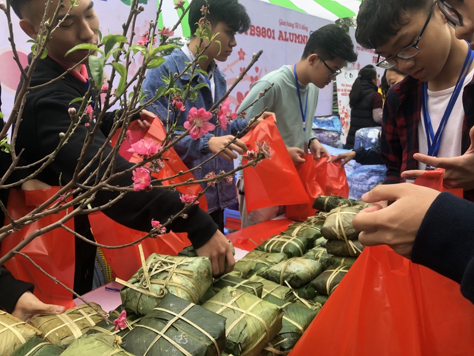 Học sinh trường Lương Thế Vinh gói 1.250 bánh chưng tặng người nghèo - 3 Học sinh trường Lương Thế Vinh gói 1.250 bánh chưng tặng người nghèo - 3