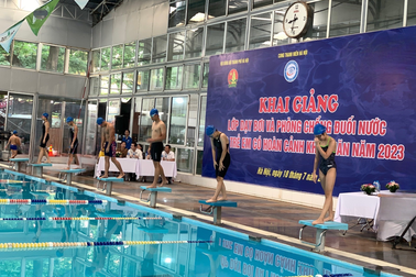 Lớp dạy bơi miễn phí cho 137 trẻ em Hà Nội có hoàn cảnh khó khăn