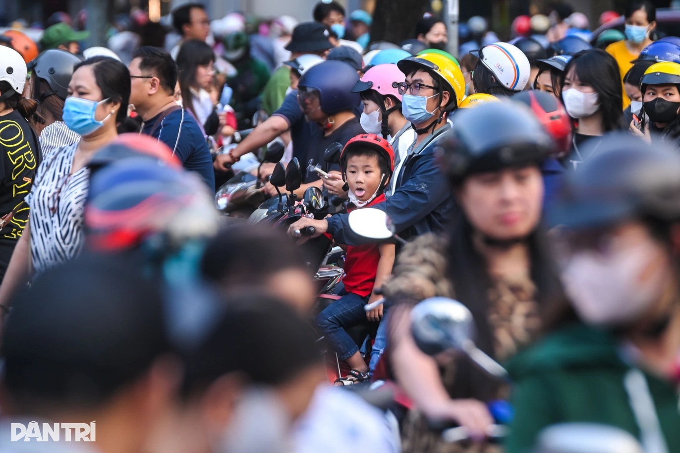 Ho Chi Minh City residents are confused looking for a place to park their vehicles to enter the Bread Festival - 1 Người dân TPHCM hoa mắt tìm nơi gửi xe để vào Lễ hội Bánh mì - 1