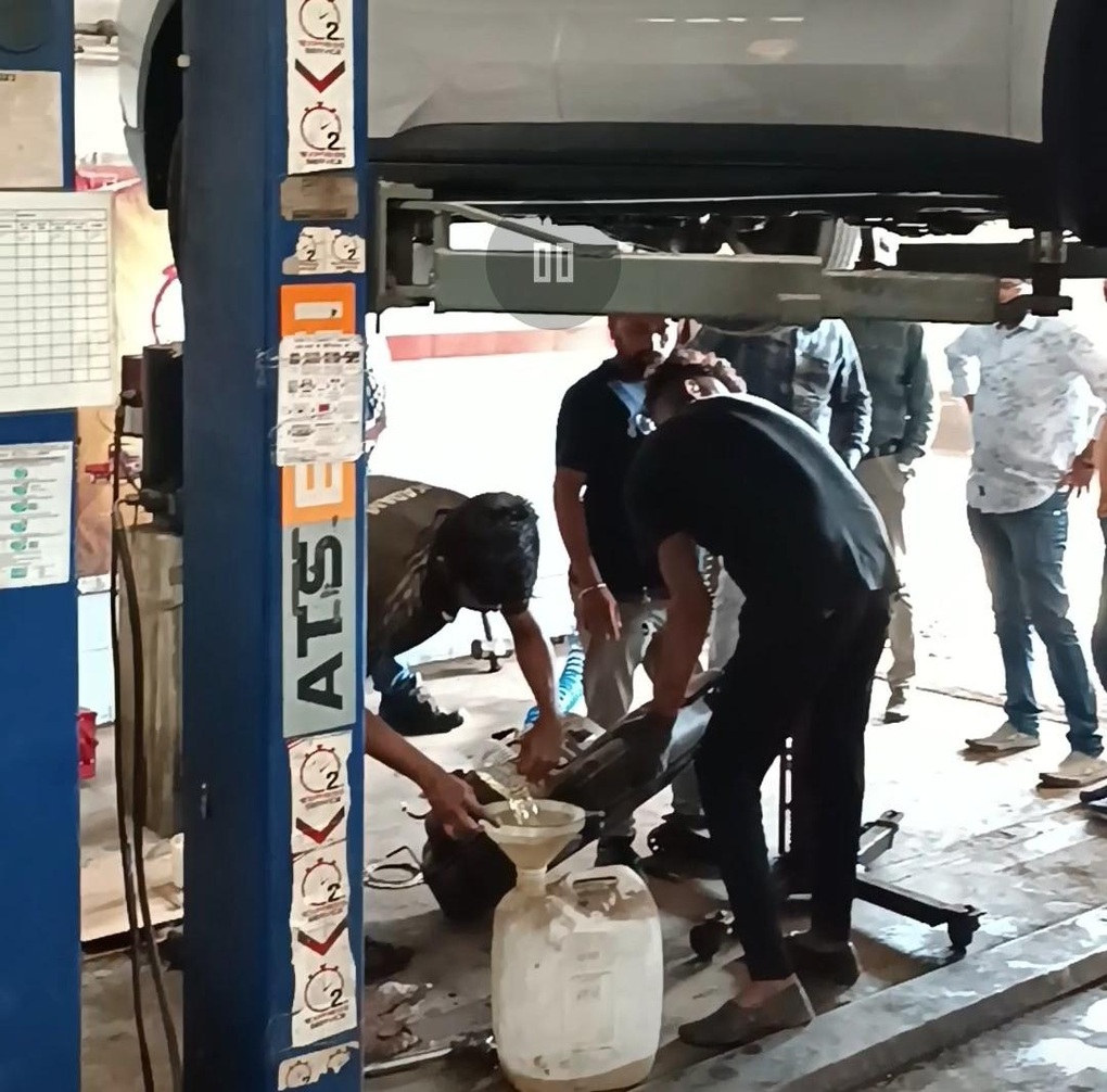 Đại lý đổ nhầm dầu vào xe xăng trước khi giao cho khách và cái kết đắng - 3 Đại lý đổ nhầm dầu vào xe xăng trước khi giao cho khách và cái kết đắng - 3