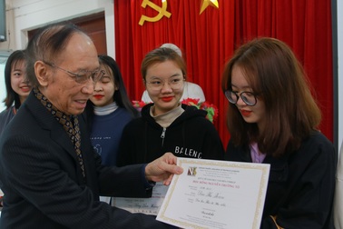 Trao tặng sinh viên Đại học Thủ đô Hà Nội 15 suất học bổng trị giá 3.750USD