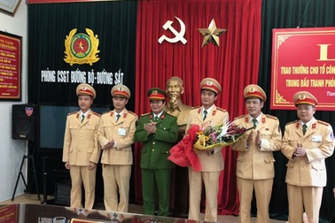 Trao thưởng tổ CSGT bắt đối tượng vận chuyển 6kg ma tuý đá và 6 bánh heroin