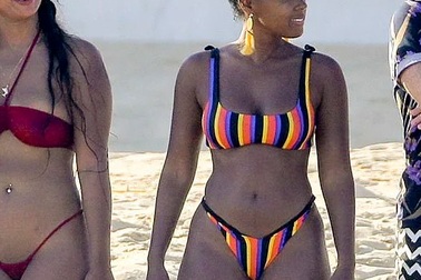 Janelle Monae bốc lửa với bikini nhiều màu