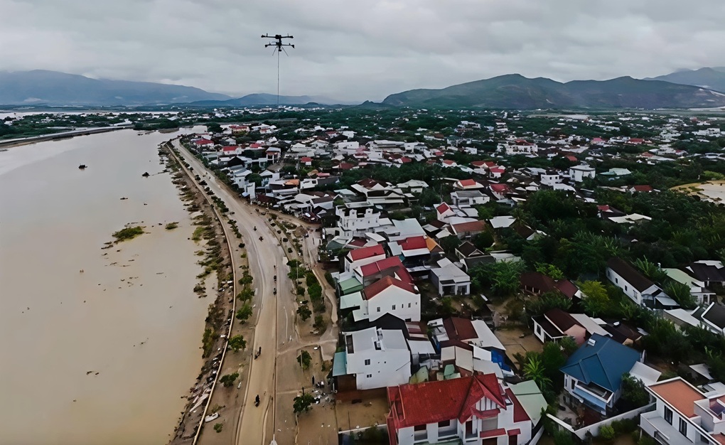 Ngập lụt hoành hành, nên chăng lập các đội drone cứu hộ chuyên nghiệp? - 1