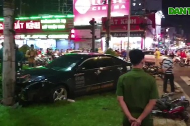 TPHCM: Cô gái trẻ lái ô tô tông 7 xe máy, nhiều người bị thương
