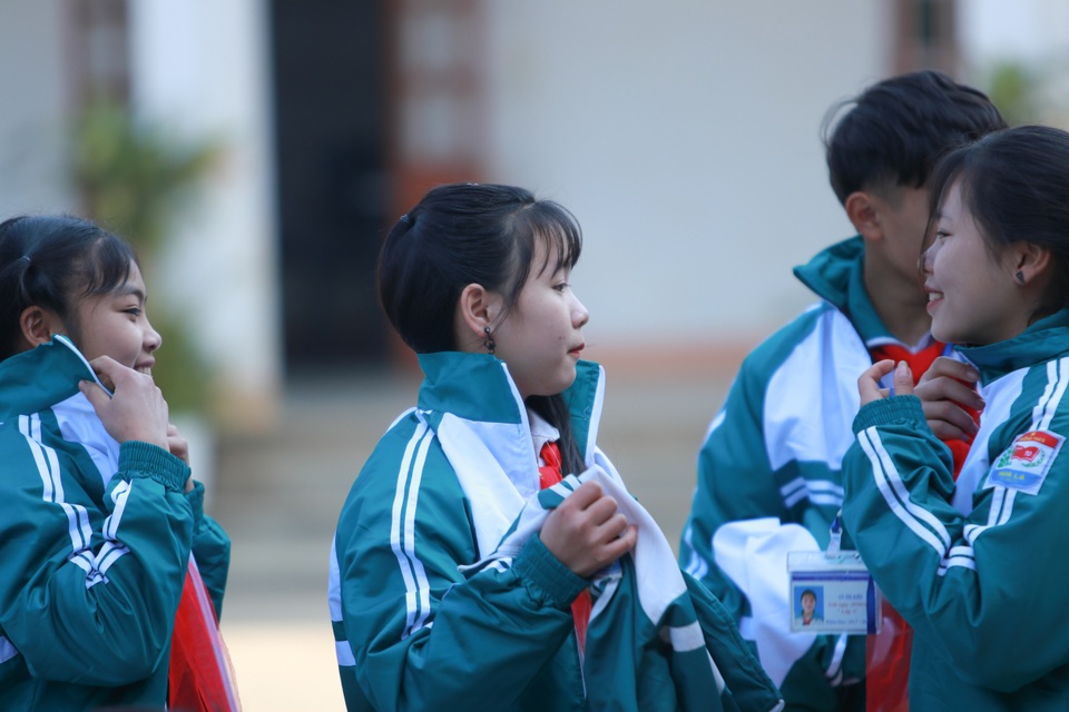Trao tặng các em học sinh miền núi 449 chiếc áo ấm giữa ngày đông lạnh giá - 11 Trao tặng các em học sinh miền núi 449 chiếc áo ấm giữa ngày đông lạnh giá - 11