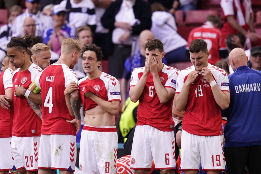 Khi Eriksen gục xuống, cả thế giới đã lặng đi rồi vỡ òa niềm hạnh phúc - 7 Khi Eriksen gục xuống, cả thế giới đã lặng đi rồi vỡ òa niềm hạnh phúc - 7