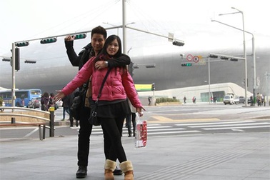 Minh Tiệp đưa vợ trẻ “du hí” Hàn Quốc