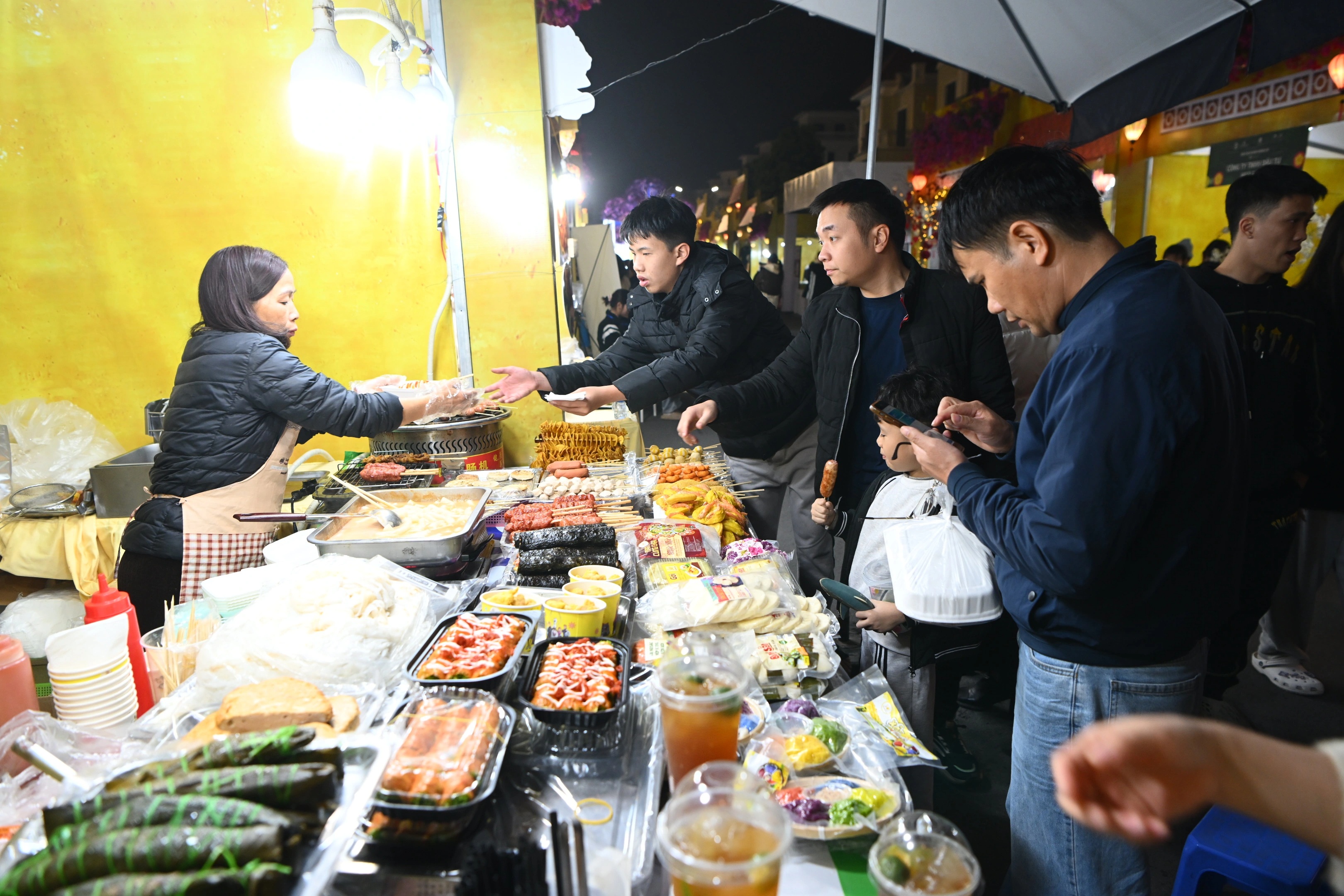 ໂຄມໄຟຂະໜາດໃຫຍ່ 70 ແມັດ ສ້າງຄວາມແປກໃຈໃຫ້ນັກທ່ອງທ່ຽວຊາວຍີ່ປຸ່ນ: ຊາວຫວຽດນາມ ມີຄວາມຄິດສ້າງສັນ! - ໑໔ Đèn lồng khổng lồ 70m làm khách Nhật bất ngờ: Người Việt quá sáng tạo! - 14