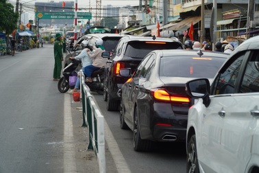 Dòng phương tiện kéo dài ở cửa ngõ TPHCM sau kỳ nghỉ lễ