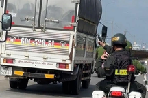 Cảnh sát rút súng, truy đuổi tài xế xe tải hơn 10km