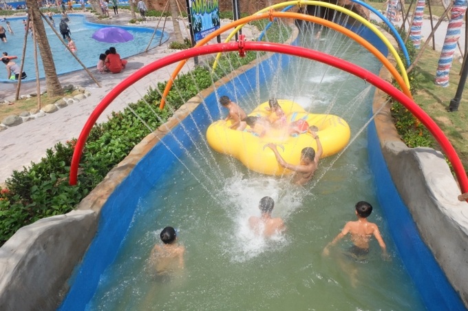 Giữa cao điểm nắng nóng, người dân đổ xô đến công viên nước lớn nhất Hà Nội - Ảnh 8. Giữa cao điểm nắng nóng, người dân đổ xô đến công viên nước lớn nhất Hà Nội - Ảnh 8.