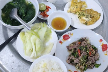 Mâm cơm ở quán ăn tại Phú Thọ đầy rau thịt giá 50.000 đồng, khách bất ngờ