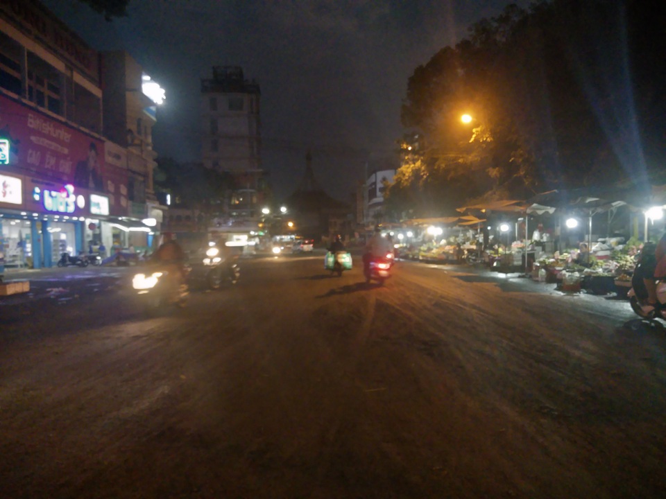 Nhiều tỉnh thành đóng cửa ngủ sớm, tạm dừng buôn bán chống dịch Covid-19 - 5