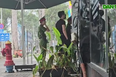 Ca sĩ Ưng Hoàng Phúc và diễn viên Đại An đến công an TPHCM làm việc