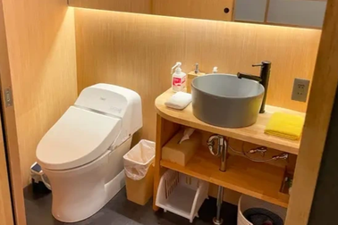 Du khách ngỡ ngàng vì WC công cộng ở Nhật như khách sạn, sạch và hiện đại