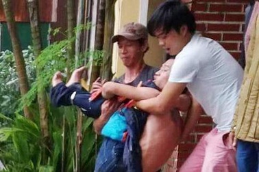 Nam thanh niên cầm 2 chai xăng vào trụ sở công an gây náo loạn