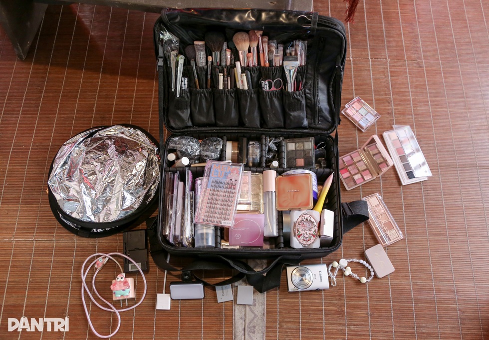 Một ngày kiếm tiền triệu của Gen Z làm nghề... chụp ảnh bằng điện thoại - 1