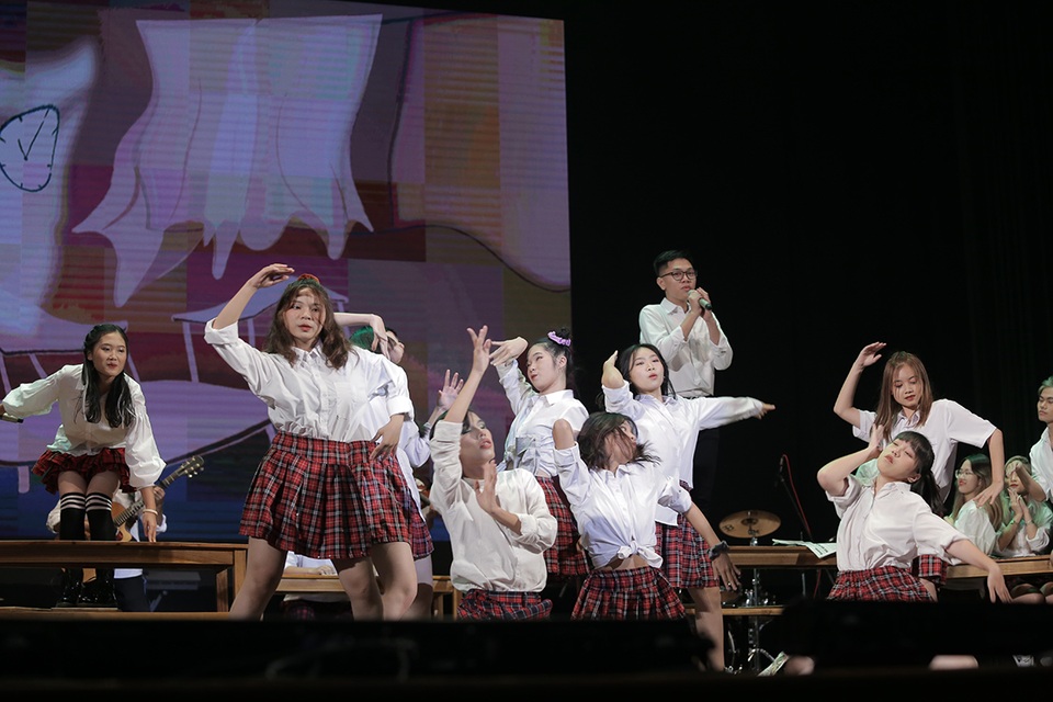 Văn Mai Hương thổi bùng đêm nhạc kỉ niệm của học sinh Chuyên Sư phạm - 6 Văn Mai Hương thổi bùng đêm nhạc kỉ niệm của học sinh Chuyên Sư phạm - 6