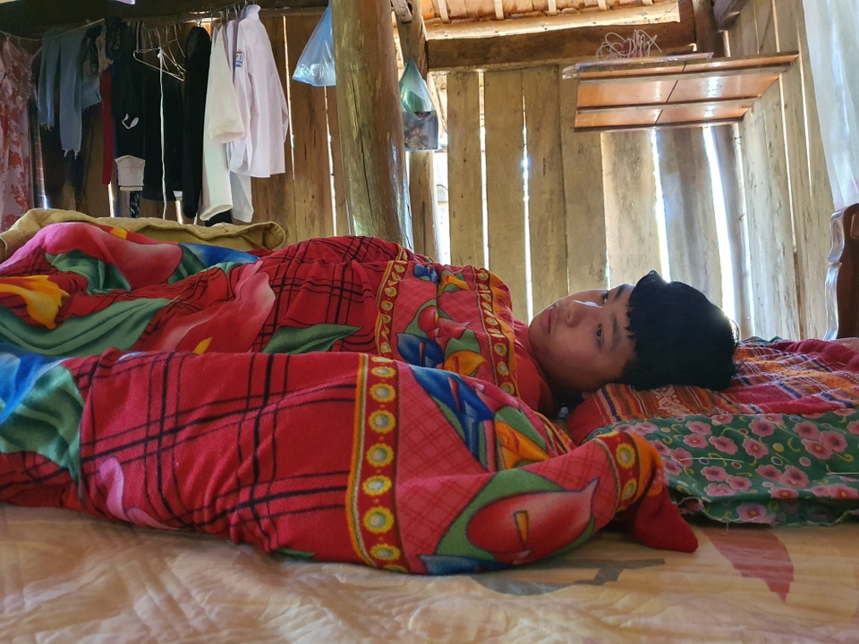 Nhói lòng cậu bé mắc ung thư hạch sống lay lắt trong căn nhà sắp sập - 1 Nhói lòng cậu bé mắc ung thư hạch sống lay lắt trong căn nhà sắp sập - 1