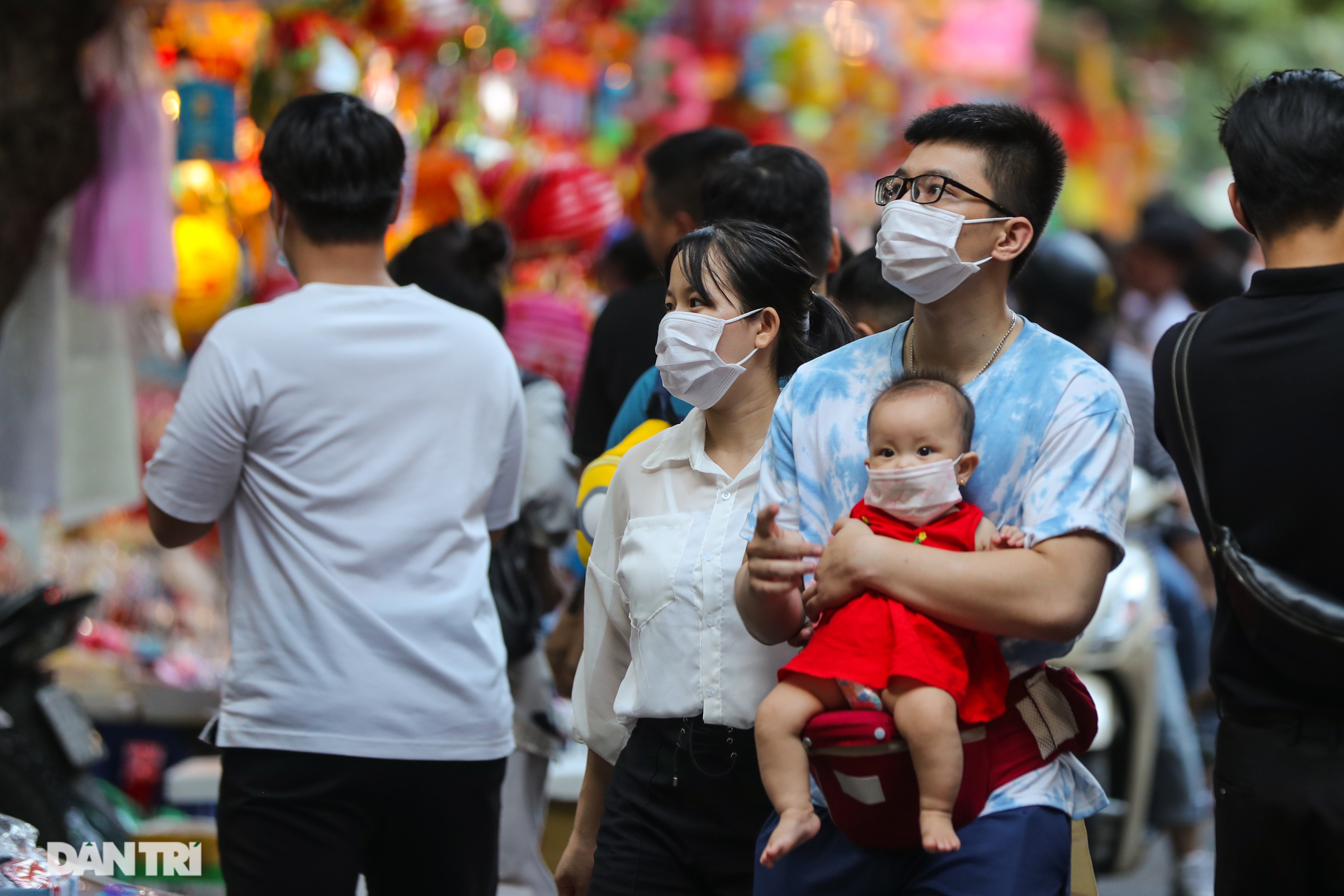 Người dân thủ đô quên đeo khẩu trang vui tết Trung thu - 12 Người dân thủ đô quên đeo khẩu trang vui tết Trung thu - 12