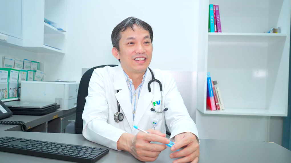 Lên cơn đau tim khi chạy bộ, một bác sĩ được cứu sống thần tốc trong 15 phút - 3 Lên cơn đau tim khi chạy bộ, một bác sĩ được cứu sống thần tốc trong 15 phút - 3