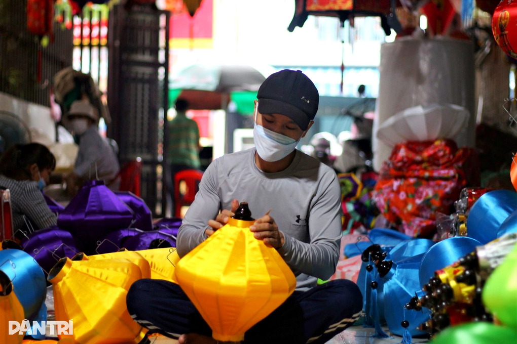 Đơn hàng Tết quá tải, thợ đèn lồng Hội An tăng ca thâu đêm - 1 Đơn hàng Tết quá tải, thợ đèn lồng Hội An tăng ca thâu đêm - 1