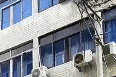 Clip người đi đường chung tay đỡ bé rơi từ tầng 4 gây sốt dân mạng