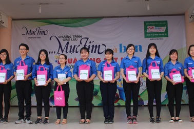 Trao 10 suất học bổng “Vì tương lai Việt Nam” cho học sinh có hoàn cảnh khó khăn