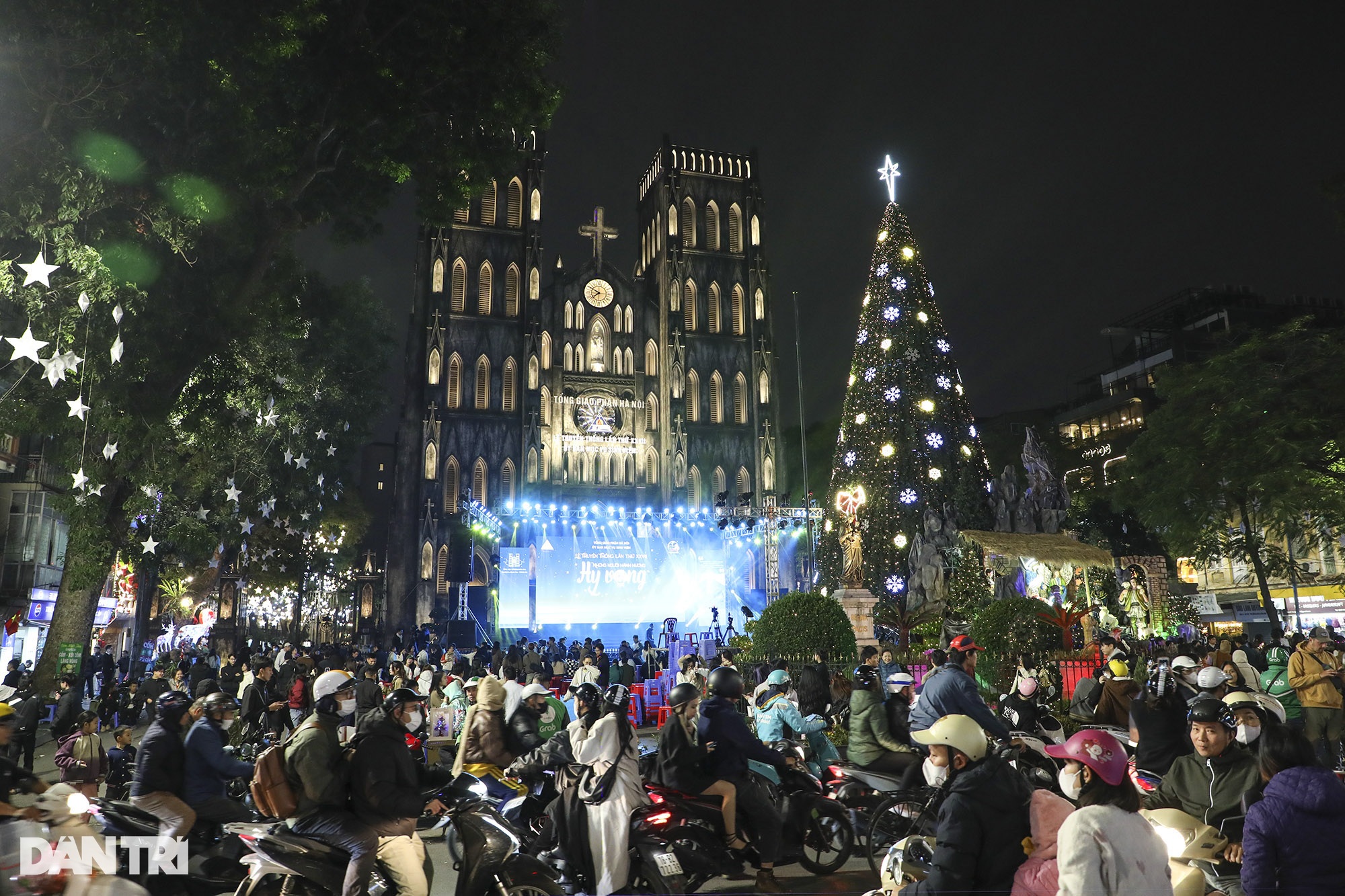 Các nhà thờ Hà Nội tỏa sáng rực rỡ đón Noel 2024 - 1