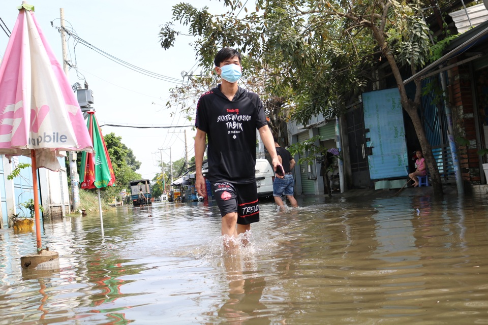 Trời không mưa, đường ở TP Thủ Đức vẫn ngập như sông - 2 Trời không mưa, đường ở TP Thủ Đức vẫn ngập như sông - 2
